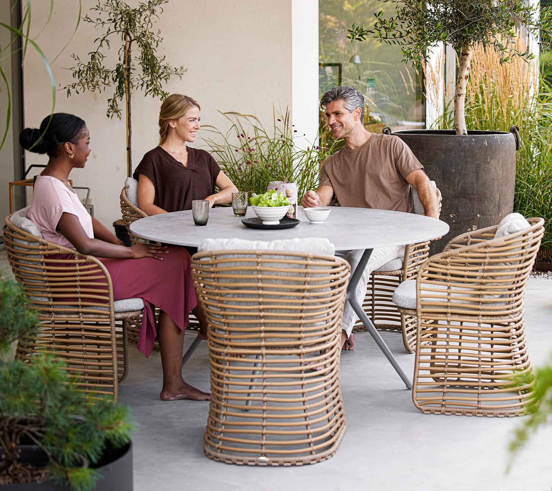 Joy dining table, dia. 144 cm (w/teak dia. 120 cm)