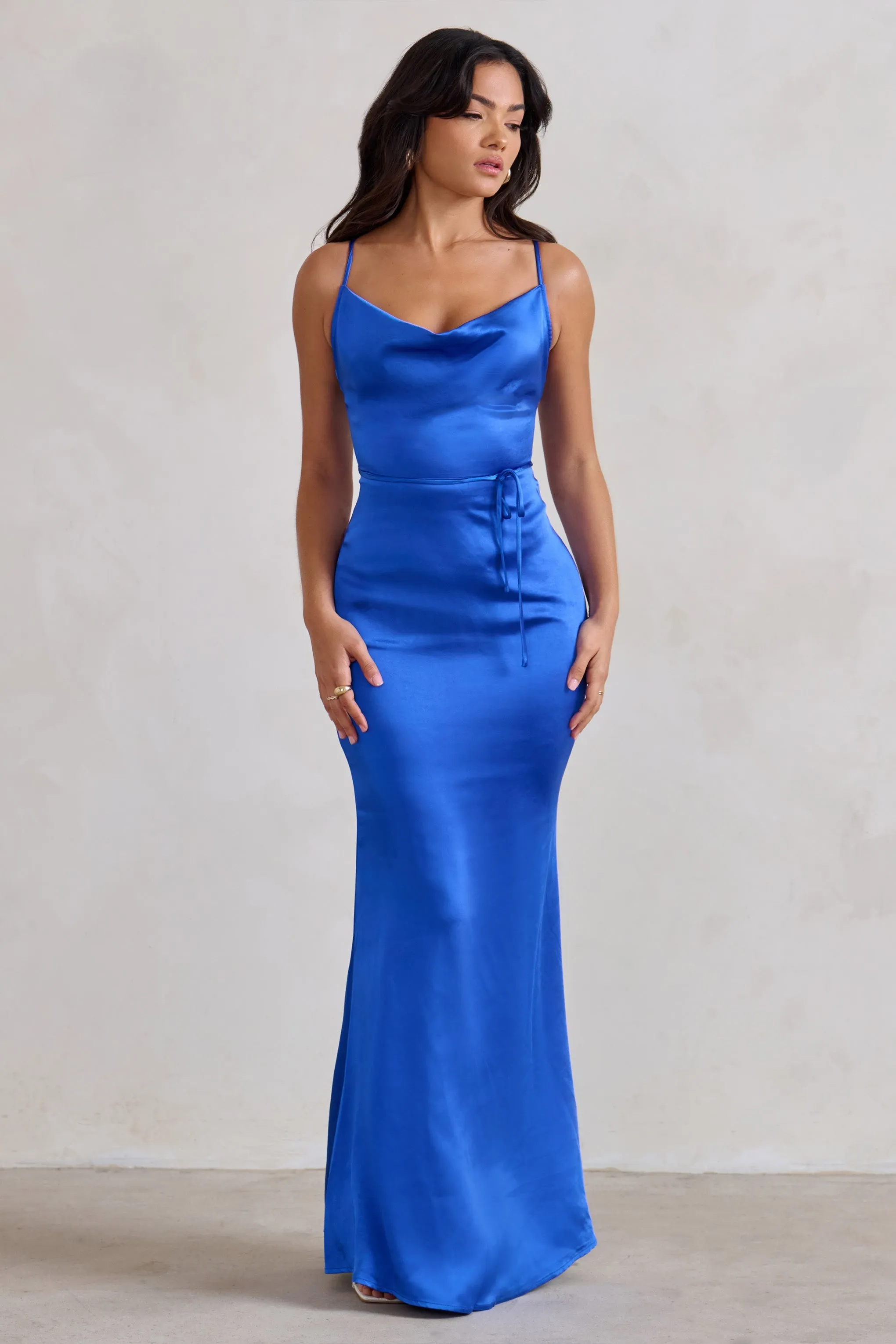 Lifetime | Robe longue en satin bleu cobalt à col bénitier et détail croisé dans le dos