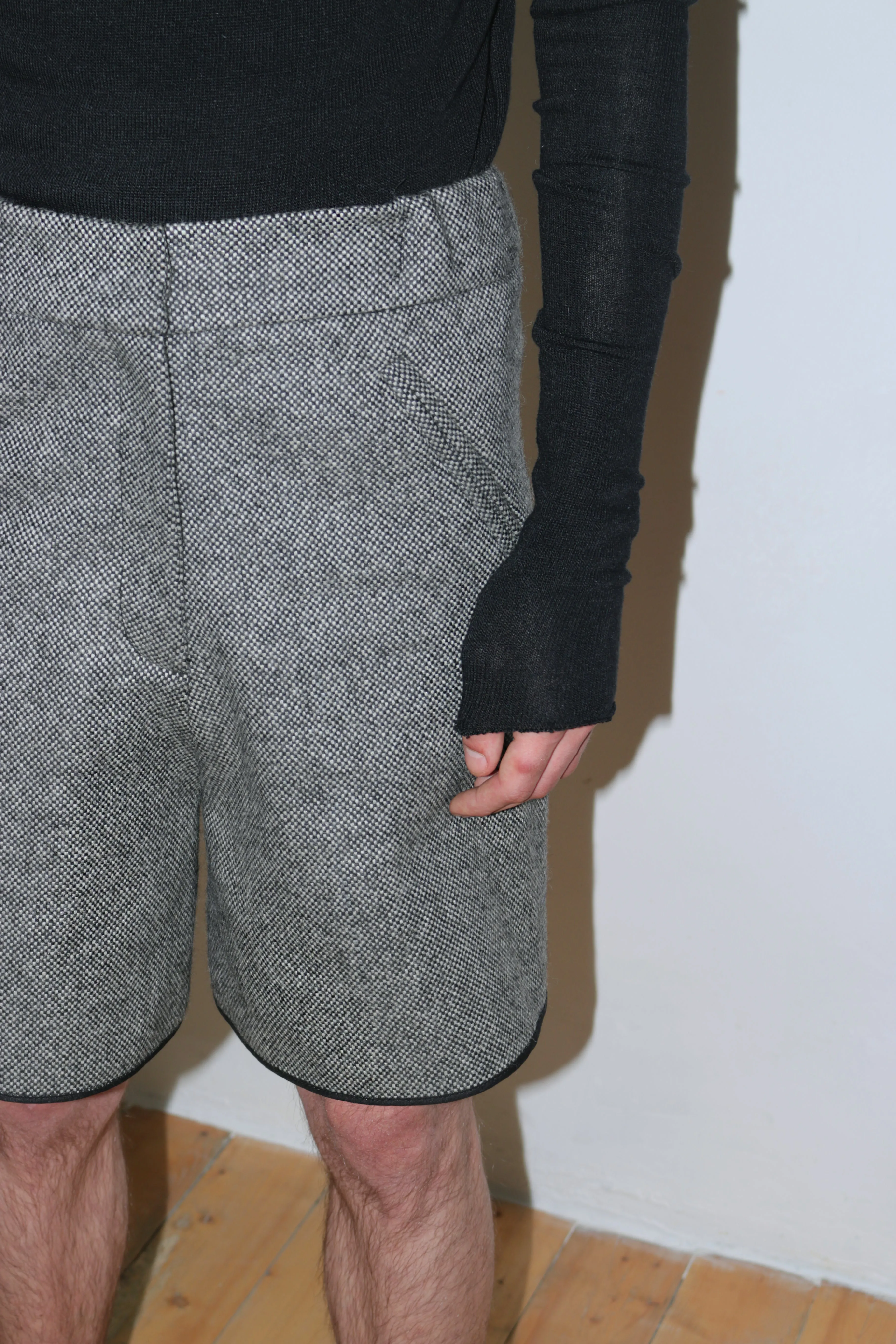 One-seam wool shorts