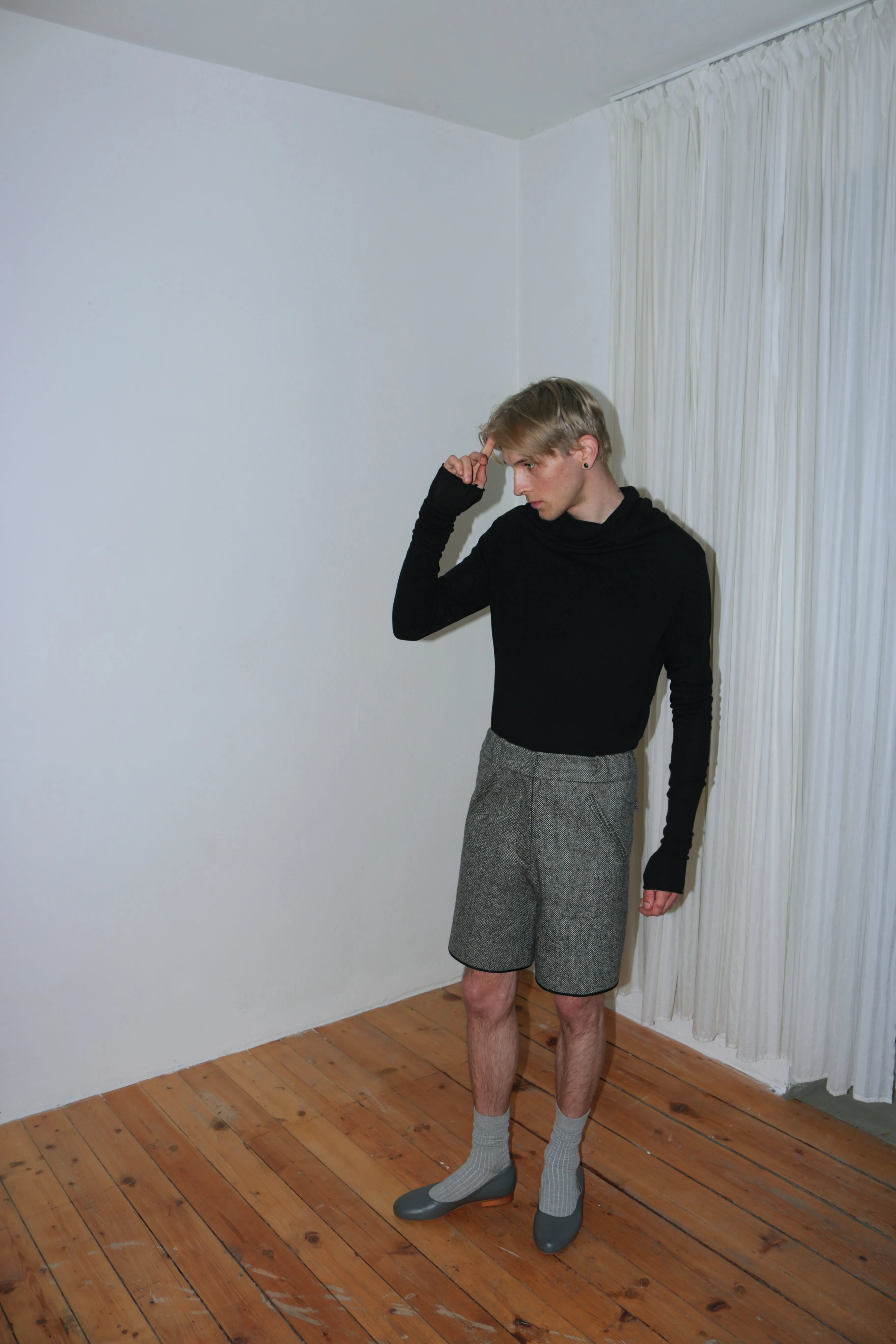 One-seam wool shorts