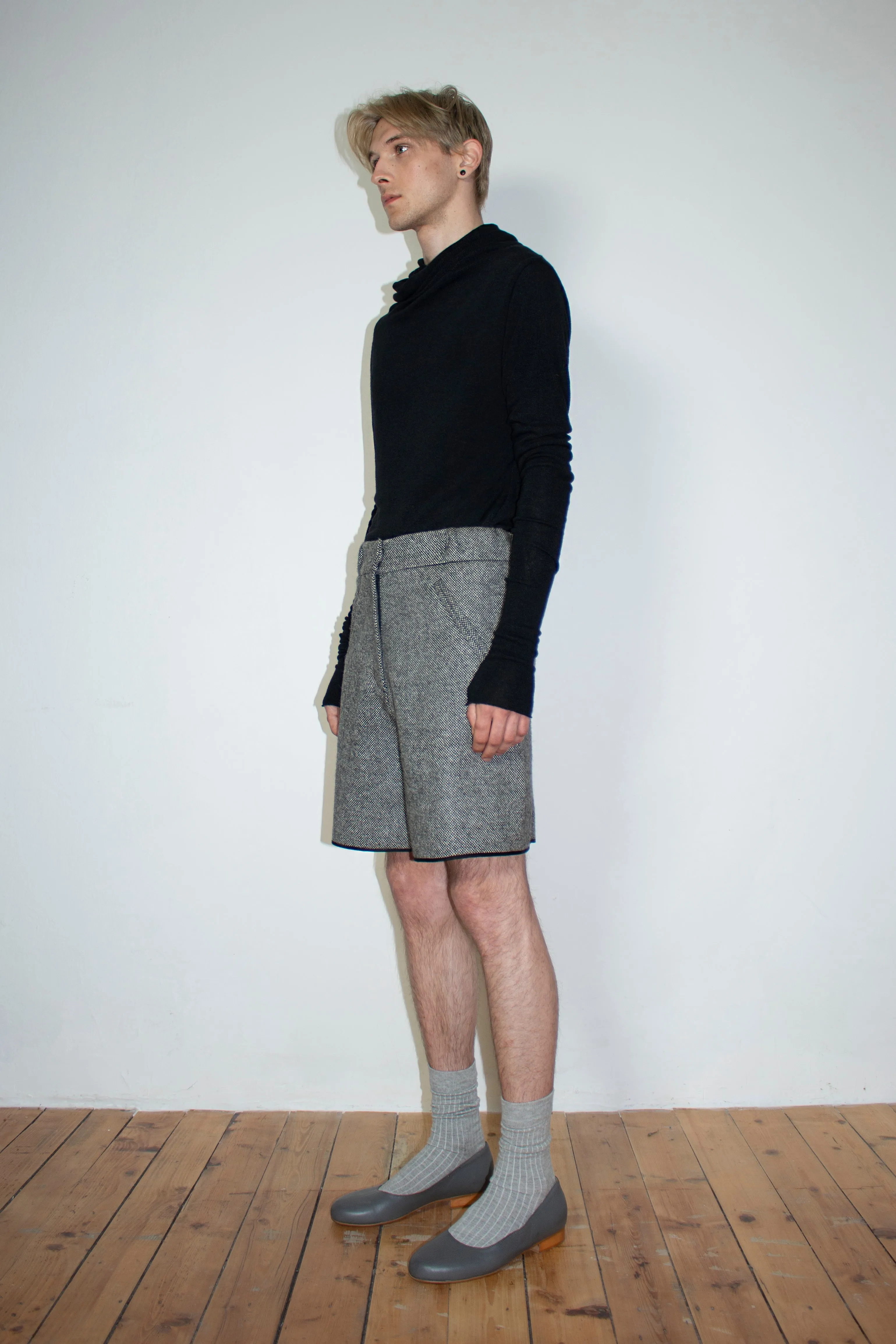 One-seam wool shorts