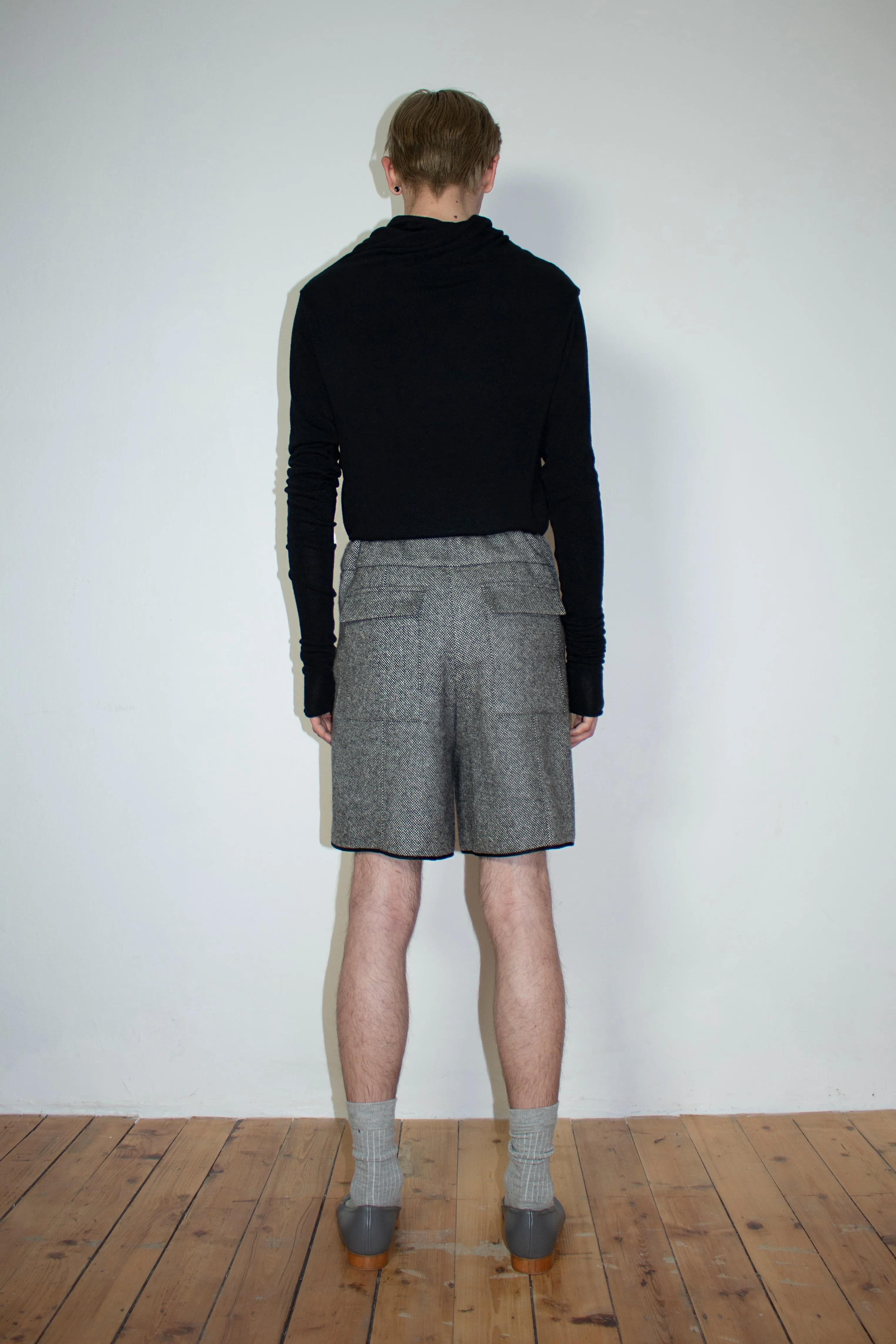 One-seam wool shorts