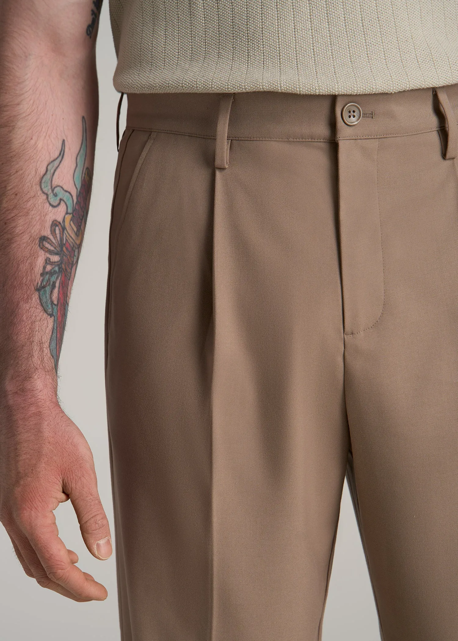 Tall Men's Relaxed Pleated Trouser in Dark Sand